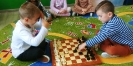 Przedszkolaki grają w szachy