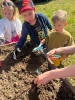 SADZENIE KWIATÓW W PRZEDSZKOLU W WIĘKSZYCACH