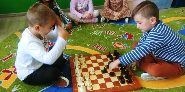 Przedszkolaki grają w szachy